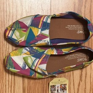 NWT TOMS Multicolor Canvas Triangle Shoes